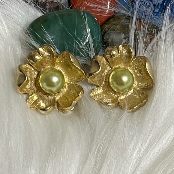Vintage Dogwood Clip On Earrings - Picture 1 of 7
